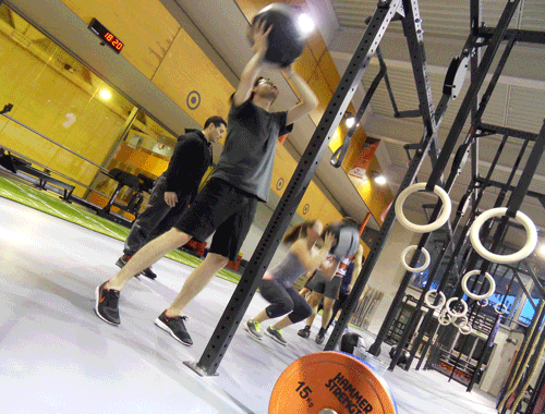 CrossFit Diagonal Pelotas Medicinales - Team building de Mediactiu en el Box de CrossFit Diagonal