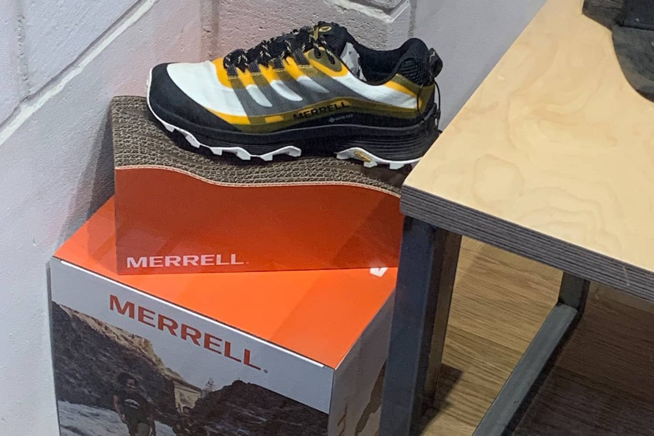 accion comenrcial marca de calzado merrell