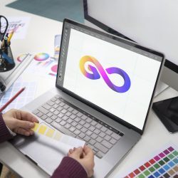 logos y paletas de colores que representan