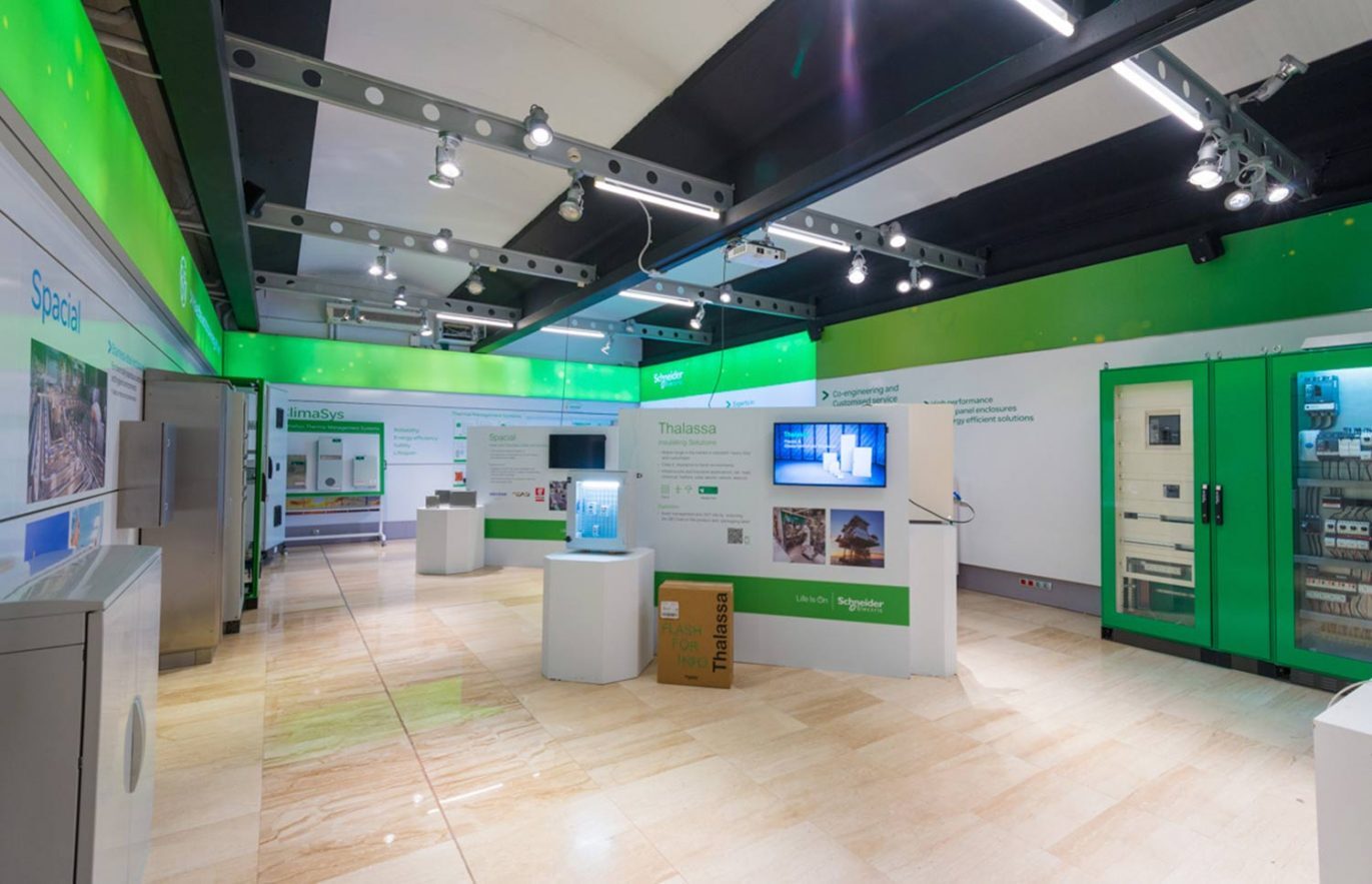 produccion elementos graficos barcelona 1371x883 - Dirección, diseño y producción de evento