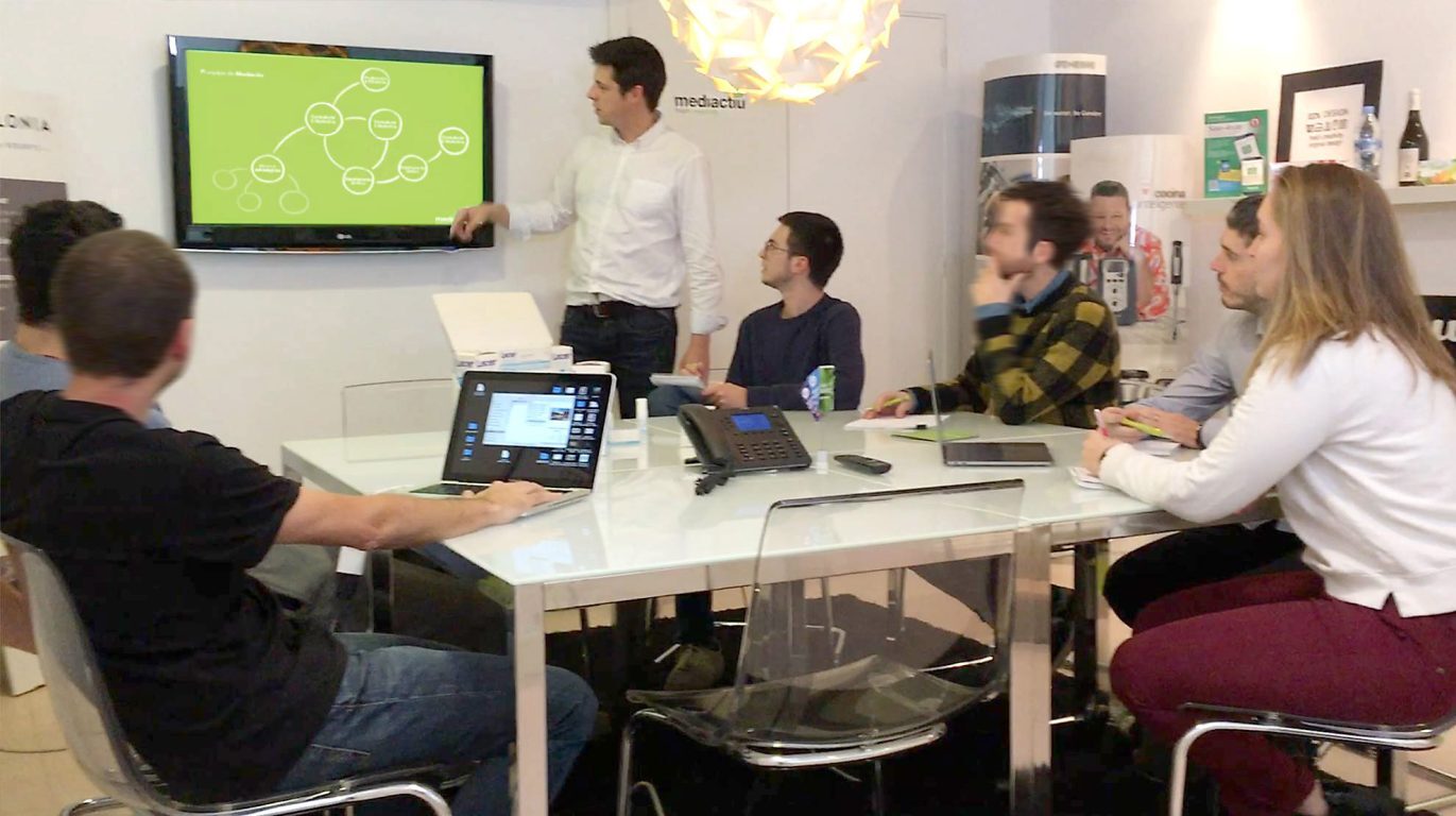 agencia de branding y diseno grafico en barcelona 1371x768 - Acciones comerciales y estrategias de comunicación para empresas en verano: Cómo destacar en el mercado