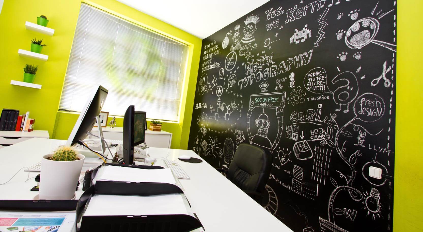 Pared pizarra oficina Mediactiu - La creatividad de tu mejor momento tiene premio en Mediactiu