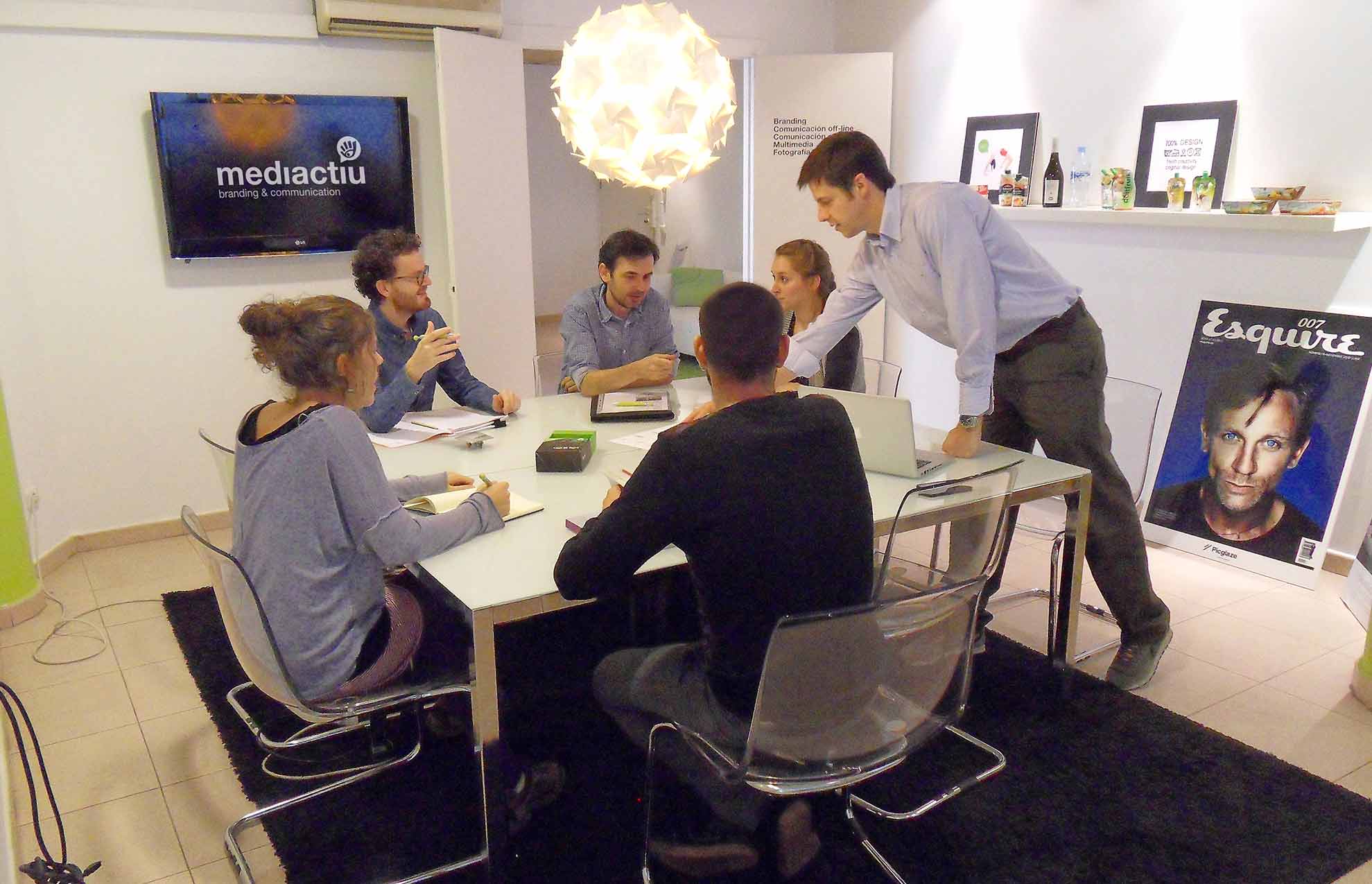 reunion de equipo grafico barcelona - 5 tips que debes saber sobre el dise&ntilde;o gr&aacute;fico