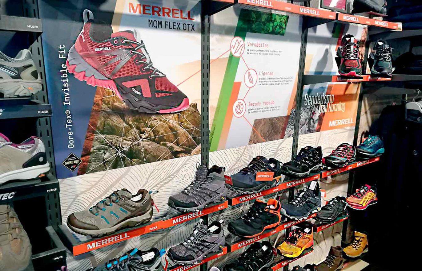 diseño de materiales para retail de Merrell 1371x883 - Creaci&oacute;n de escaparates para calzado deportivo