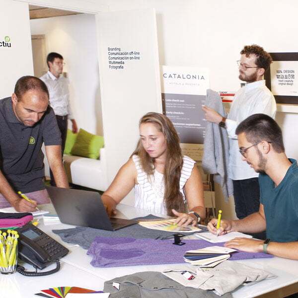 aplicación de branding merchandising corporativo retocc 1 - Contacto