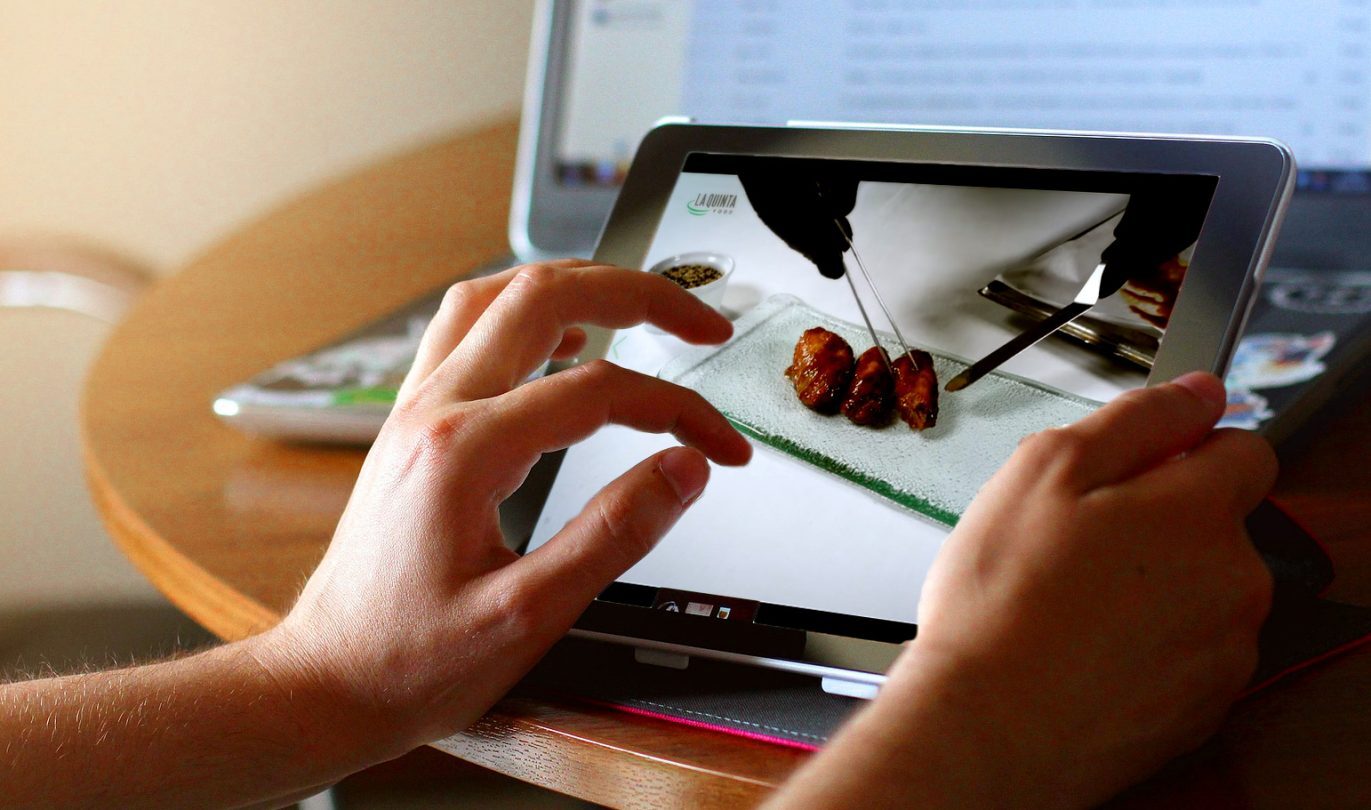 videos promocionales en barcelona 1371x810 - Potenciar ventas y acciones comerciales todo lo que necesitas para tener videos para tu empresa