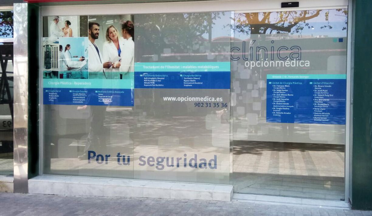 rotulacion fachada clinica terrassa copia - Branding y comunicaci&oacute;n para cl&iacute;nicas de cirug&iacute;a pl&aacute;stica y obesidad