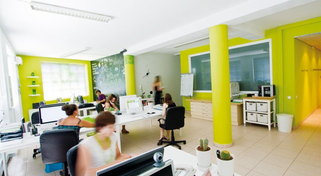 Oficina Mediactiu 1024x563 - El estudio de dise&ntilde;o gr&aacute;fico Mediactiu premia tu mejor momento